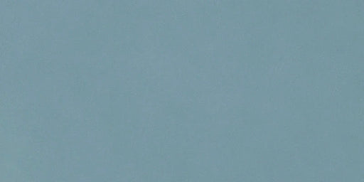 Dettaglio piastrella per pavimento e rivestimento in gres porcellanato effetto tinta unita opaco della collezione Pastelli di Alfalux, formato 45x90, colore Denim