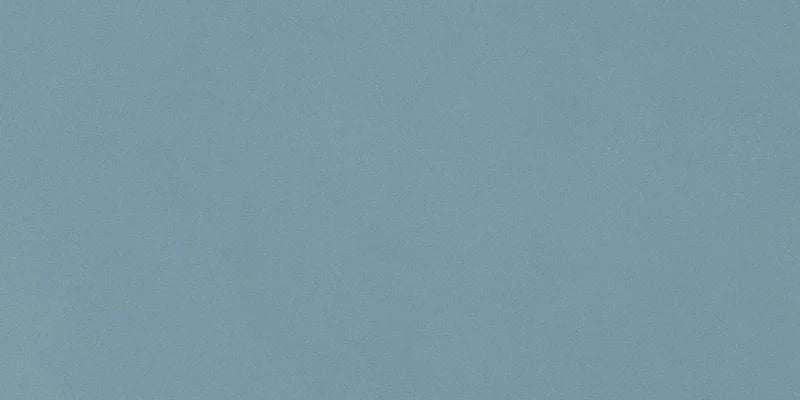 Dettaglio piastrella per pavimento e rivestimento in gres porcellanato effetto tinta unita opaco della collezione Pastelli di Alfalux, formato 45x90, colore Denim