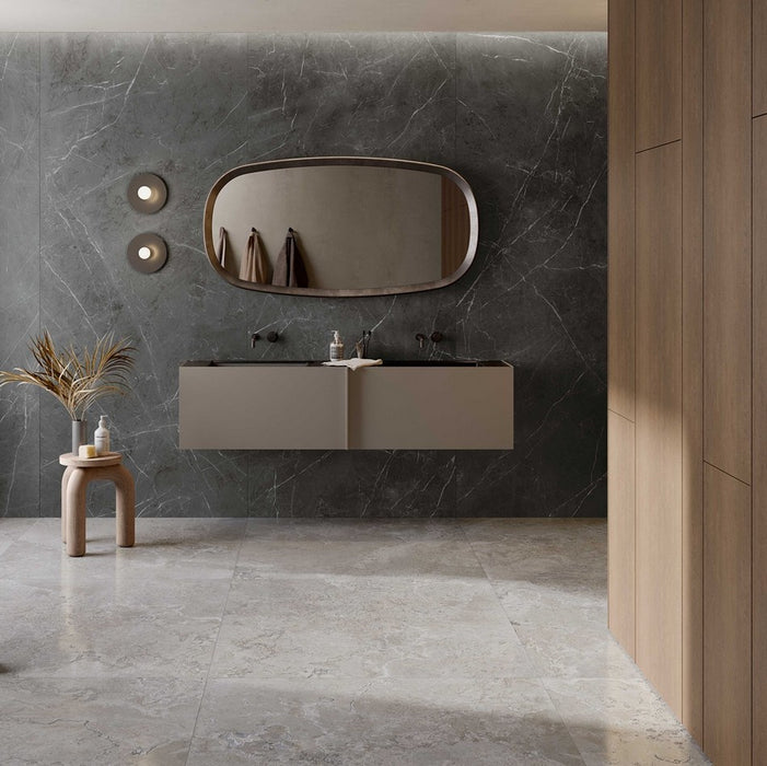 Bagno Moderno ed elegante con pavimento in gres porcellanato lappato effetto pietra. Collezione Pietra Viva di Gardenia Orchidea formato 60x120 colore Grey