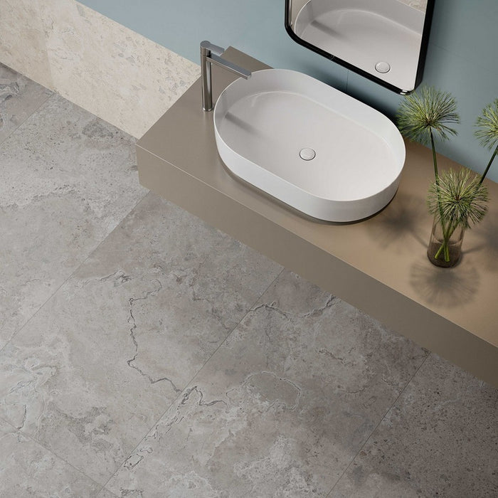 Pavimento bagno in stile naturale, piastrelle effetto pietra grigio, collezione pietra viva di gardenia orchidea formato 120x120