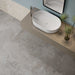 Bagno Elegante con pavimento in gres porcellanato effetto pietra ad alta definizione, collezione pietra viva di gardenia orchidea colore grey formato 80x80