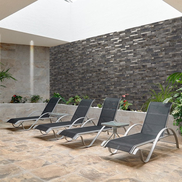 Patio esterno zona piscina, rivestimento in gres effetto muretto in marmo, collezione Royal di Walls&More Keradom