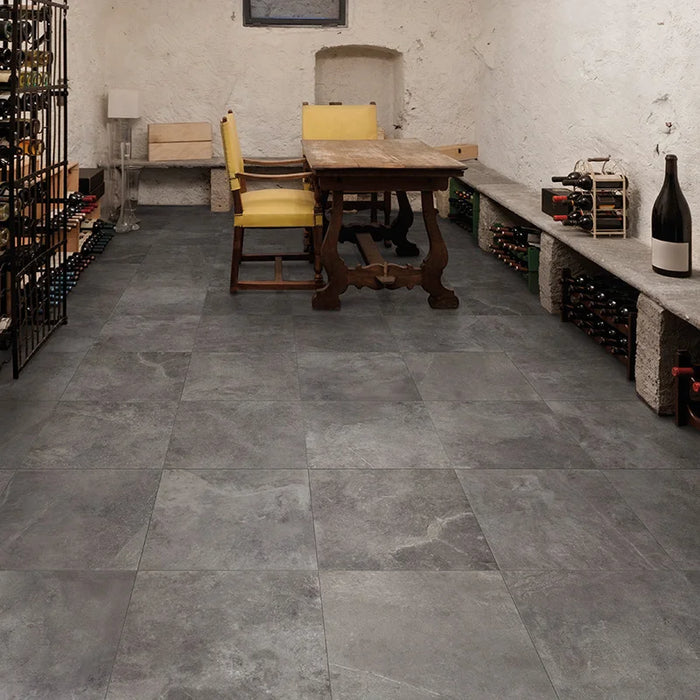 Cantina con pavimento in gres porcellanato effetto pietra naturale della collezione Pietre di Fiume di Ceramica Rondine, formato 60x60 cm, colore Antracite