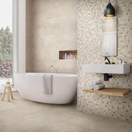 Bagno moderno con vasca minimale, lavabo sospeso e pavimento in gres porcellanato effetto pietra naturale della collezione Pietre di Fiume di Ceramica Rondine, formato 60x60 cm, colore Beige