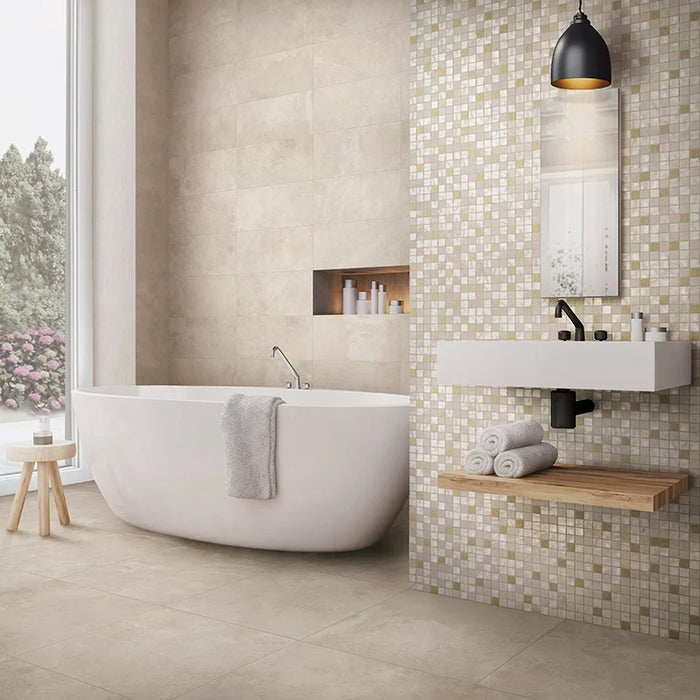 Bagno moderno con vasca minimale, lavabo sospeso e pavimento in gres porcellanato effetto pietra naturale della collezione Pietre di Fiume di Ceramica Rondine, formato 60x60 cm, colore Beige