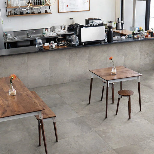 Bar con pavimento e rivestimento bancone in gres porcellanato effetto pietra naturale della collezione Pietre di Fiume di Ceramica Rondine, formato 60x120 cm, colore Grigio