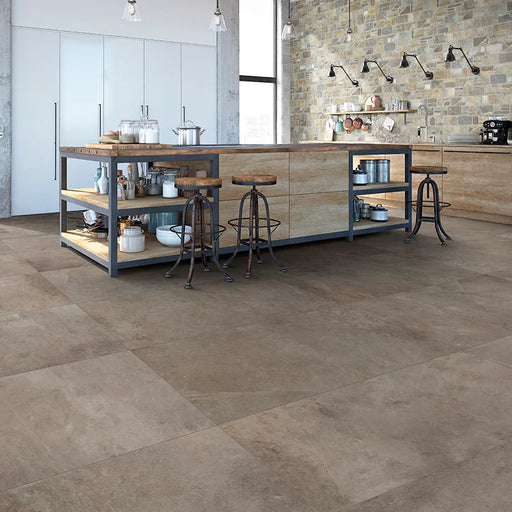 Cucina rustic-chic con pavimento in gres porcellanato effetto pietra naturale della collezione Pietre di Fiume di Ceramica Rondine, formato 60x120 cm, colore Tortora