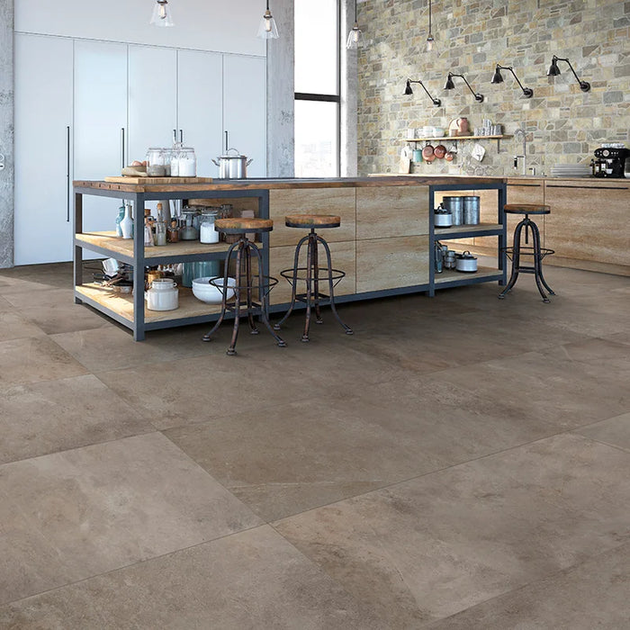 Cucina rustic-chic con pavimento in gres porcellanato effetto pietra naturale della collezione Pietre di Fiume di Ceramica Rondine, formato 60x120 cm, colore Tortora