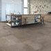 Cucina rustic-chic con pavimento in gres porcellanato effetto pietra naturale della collezione Pietre di Fiume di Ceramica Rondine, formato 60x120 cm, colore Tortora