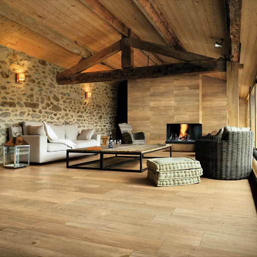 Ambientazione di un Salotto rustico con piastrelle in gres porcellanato effetto Legno naturale, collezione Plank di Settecento Ceramica, colore Acero 20x120