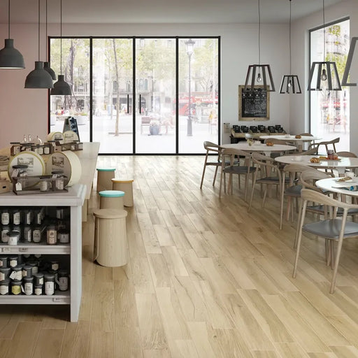 Ambientazione con piastrelle in gres porcellanato effetto Legno naturale, collezione Plank di Settecento Ceramica, colore Acero 30x120