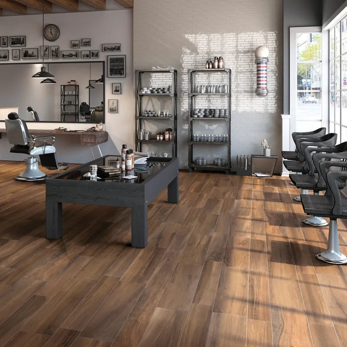 Ambientazione di un Salone con piastrelle in gres porcellanato effetto Legno naturale, collezione Plank di Settecento Ceramica, colore Ciliegio 20x120