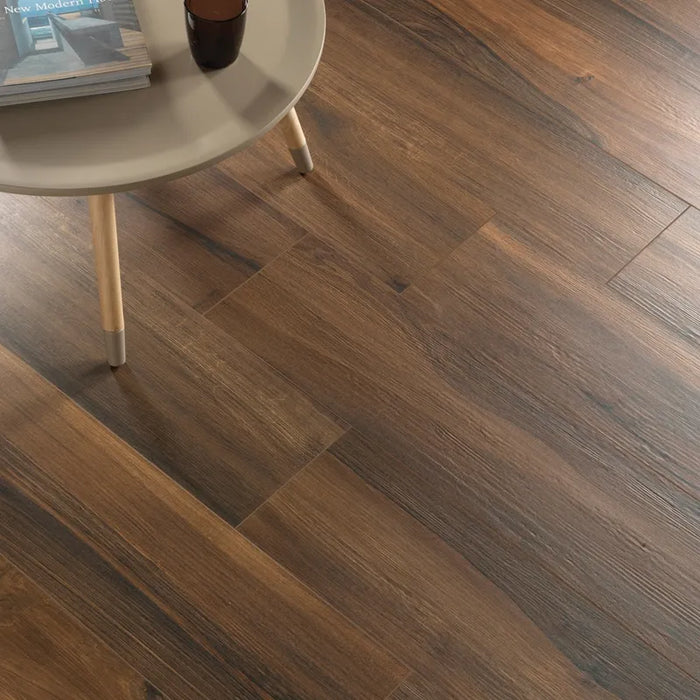 Ambientazione con piastrelle in gres porcellanato effetto Legno naturale, collezione Plank di Settecento Ceramica, colore Ciliegio 20x120
