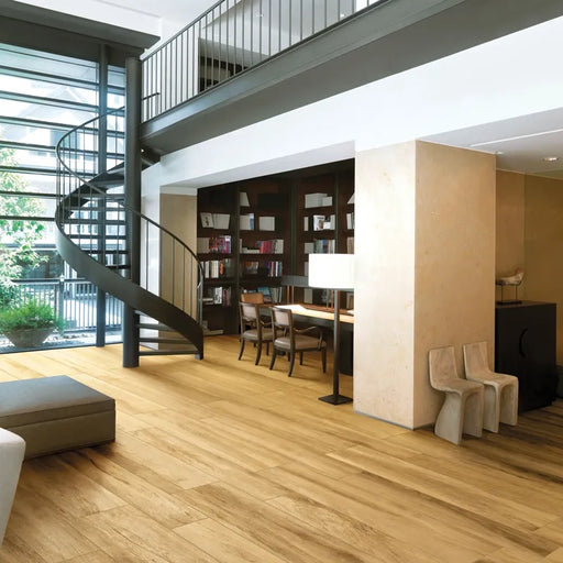 Ambientazione che raffigura un soggiorno ampio e moderno con piastrelle in gres porcellanato effetto Legno naturale, collezione Plank di Settecento Ceramica, colore Frumento 30x120