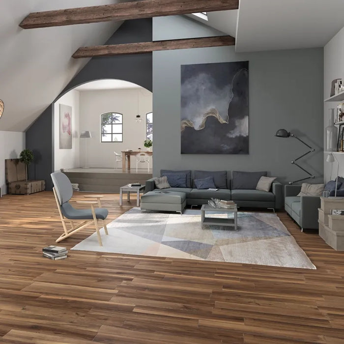 Ambientazione con piastrelle in gres porcellanato effetto Legno naturale, collezione Plank di Settecento Ceramica, colore Larice 30x120