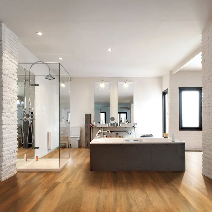 Ambientazione di un bagno con piastrelle in gres porcellanato effetto Legno naturale, collezione Plank di Settecento Ceramica, colore Larice 30x120