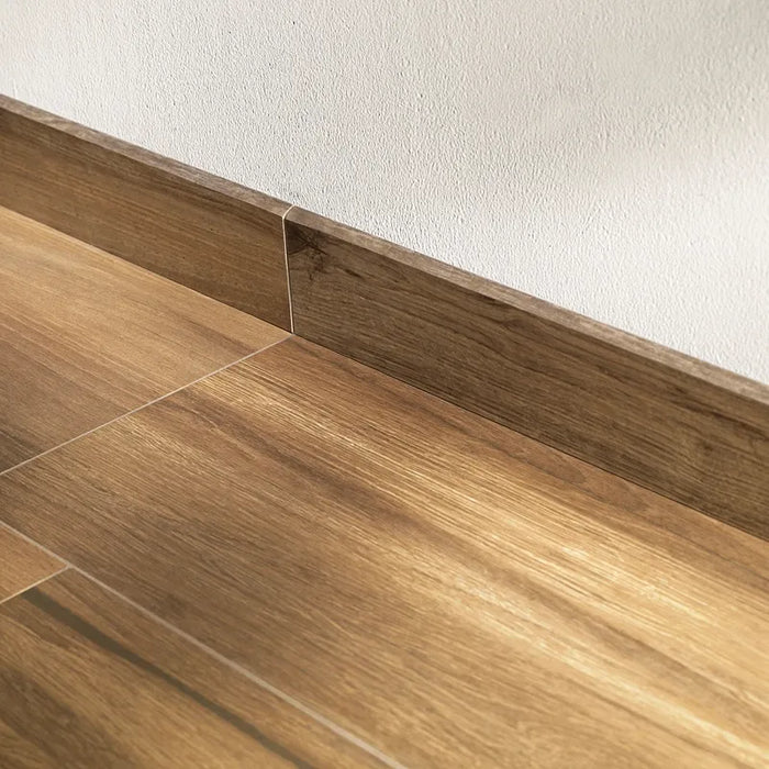 Ambientazione con piastrelle in gres porcellanato effetto Legno naturale, collezione Plank di Settecento Ceramica, colore Noce 20x120
