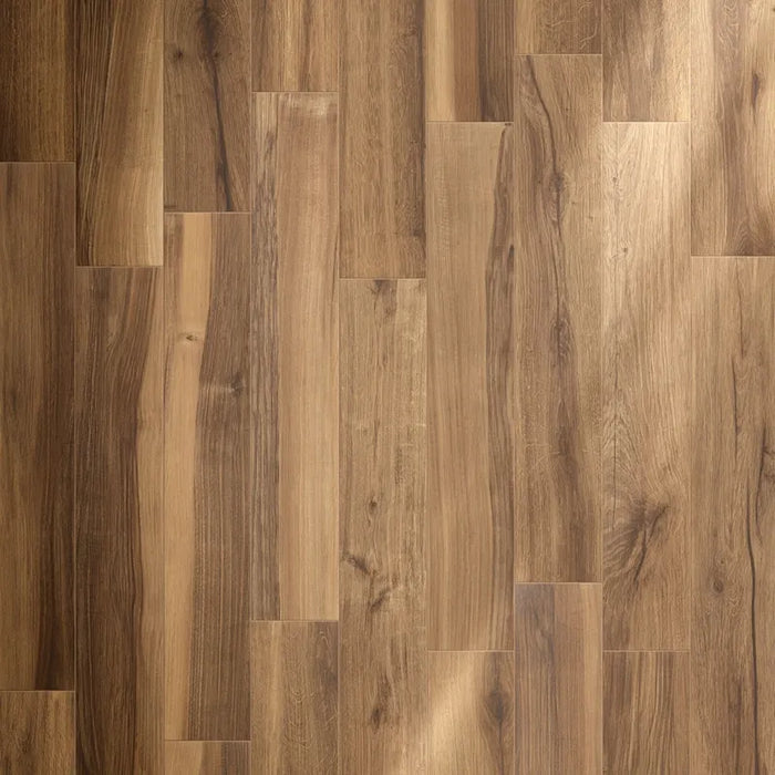 Ambientazione con piastrelle in gres porcellanato effetto Legno naturale, collezione Plank di Settecento Ceramica, colore Noce 30x120