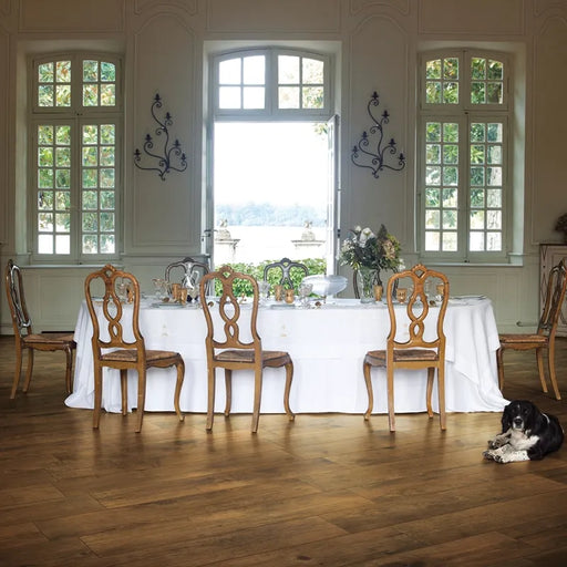 Ambientazione di una sala da pranzo con piastrelle in gres porcellanato effetto Legno naturale, collezione Plank di Settecento Ceramica, colore Noce 30x120