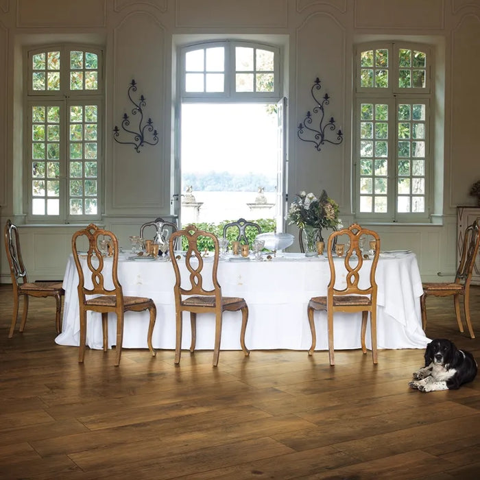 Ambientazione di una sala da pranzo con piastrelle in gres porcellanato effetto Legno naturale, collezione Plank di Settecento Ceramica, colore Noce 30x120