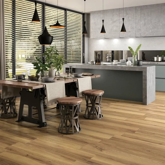 Ambientazione con cucina moderna Dotata di pavimentazione con piastrelle in gres porcellanato effetto Legno naturale, collezione Plank di Settecento Ceramica, colore Quercia 20x120