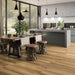 Ambientazione con cucina moderna Dotata di pavimentazione con piastrelle in gres porcellanato effetto Legno naturale, collezione Plank di Settecento Ceramica, colore Quercia 20x120