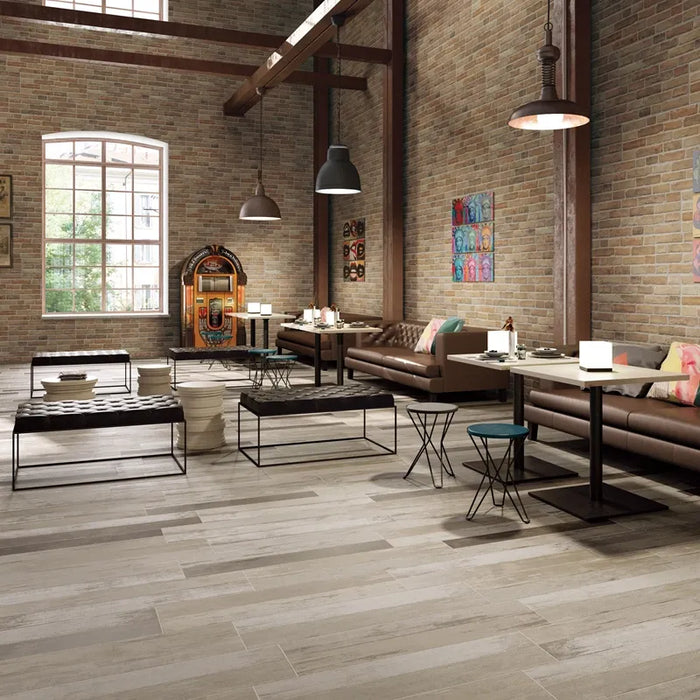 Ambientazione Di un soggiorno rustico con piastrelle in gres porcellanato effetto Legno naturale, collezione Plank di Settecento Ceramica, colore multicolor 30x120