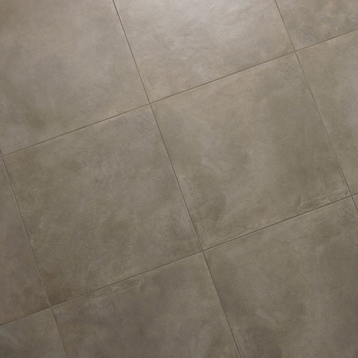 dettaglio piastrelle da pavimento e rivestimento in gres porcellanato smaltato opaco effetto cemento nuvolato dai toni caldi della collezione Baya di Paul & Co Ceramiche, formato 60x60, colore Black