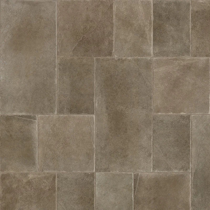 Dettaglio piastrella in gres porcellanato effetto pietra rustica della Collezione Proxi di Ceramica Settecento, colore Bruno 48x48