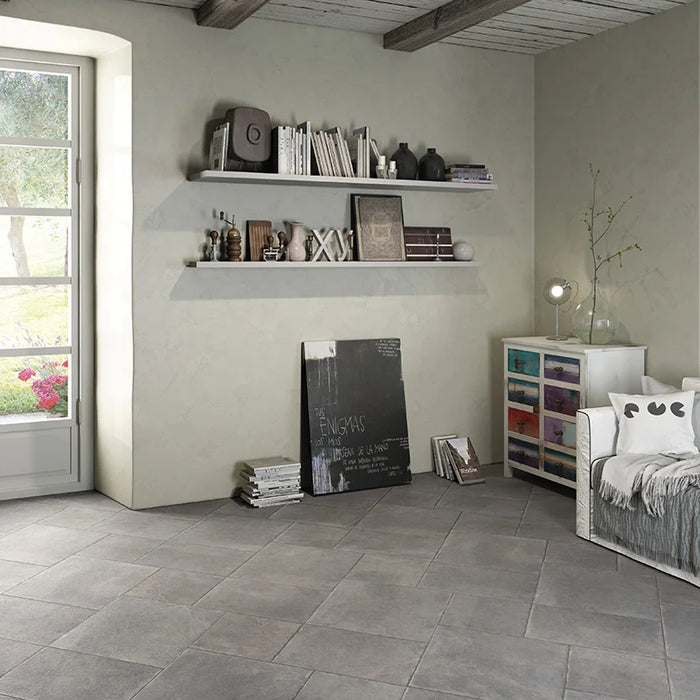 Dettaglio piastrella in gres porcellanato effetto pietra rustica della Collezione Proxi di Ceramica Settecento, colore Grigio 48x96