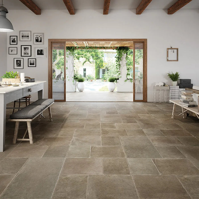 Dettaglio piastrella in gres porcellanato effetto pietra rustica della Collezione Proxi di Ceramica Settecento, colore Bruno 48x96