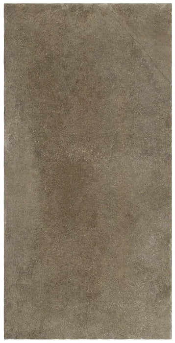 Dettaglio piastrella in gres porcellanato effetto pietra rustica della Collezione Proxi di Ceramica Settecento, colore Bruno 48x96