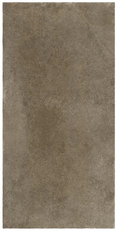 Dettaglio piastrella in gres porcellanato effetto pietra rustica della Collezione Proxi di Ceramica Settecento, colore Bruno 48x96