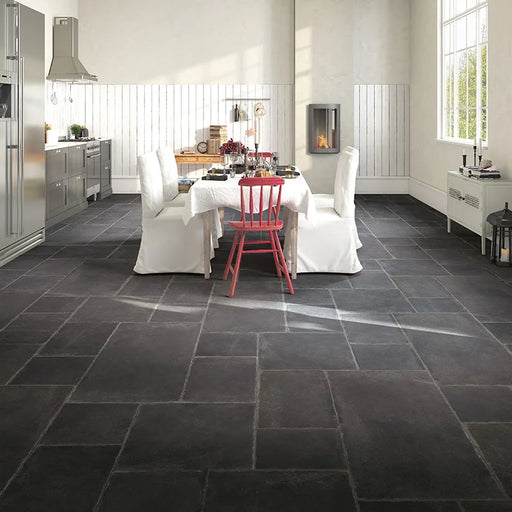 Dettaglio piastrella in gres porcellanato effetto pietra rustica della Collezione Proxi di Ceramica Settecento, colore Antracite 48x96
