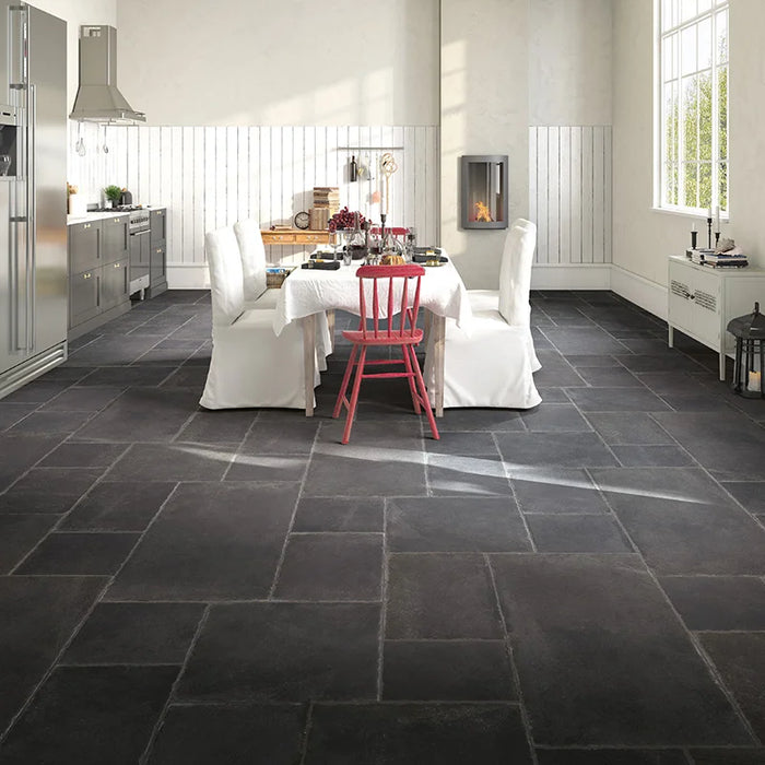 Dettaglio piastrella in gres porcellanato effetto pietra rustica della Collezione Proxi di Ceramica Settecento, colore Antracite 48x96