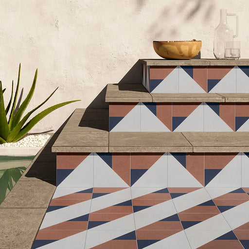 Rivestimento e pavimento geometrico in gres porcellanato Piastrella gres Quadra Decoro CEQUA020016 20.5x20.5 cm Eccentrico, effetto cementina opaco.