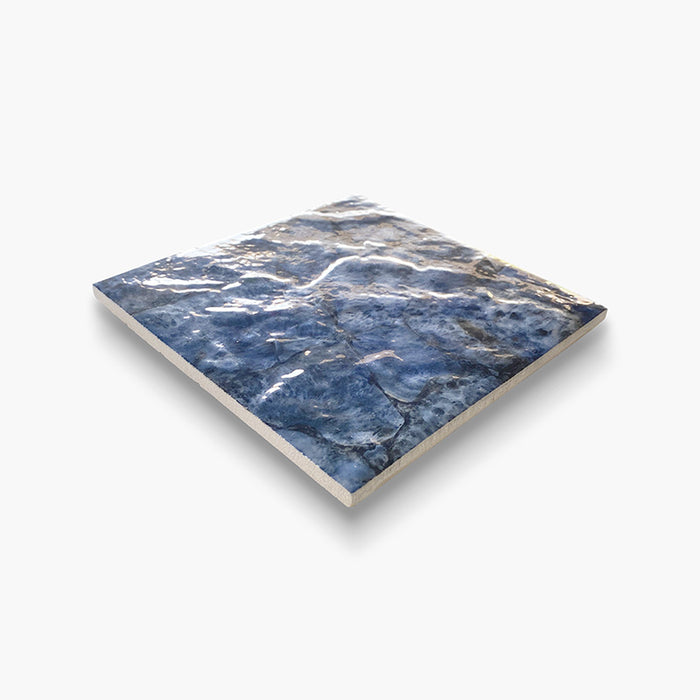 Dettaglio piastrella per pavimento e rivestimento in gres porcellanato effetto fondale marino. Collezione Swimming Sea di Ceramica Valsecchia, formato 15x15, Reef Ocean