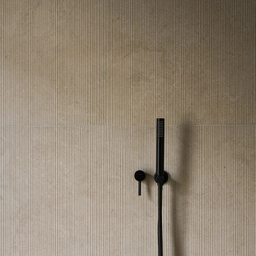 Piastrella gres Regula 2 Ribbed 60x120 cm Eccentrico, effetto pietra effetto rigato.