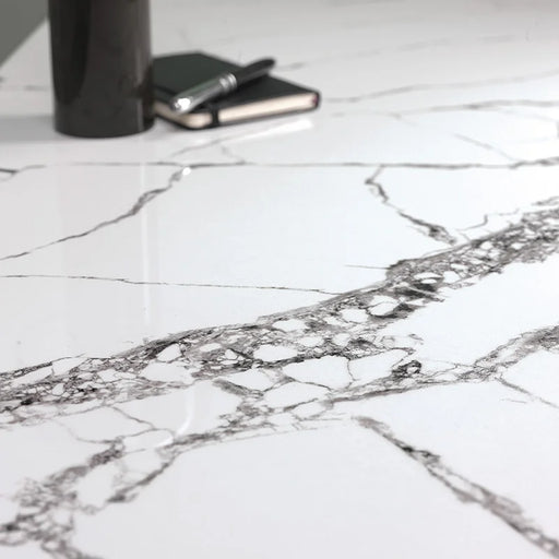 Dettaglio pavimento in gres porcellanato effetto marmo della collezione Reverse di Ceramica Settecento, colore Artic 60x120