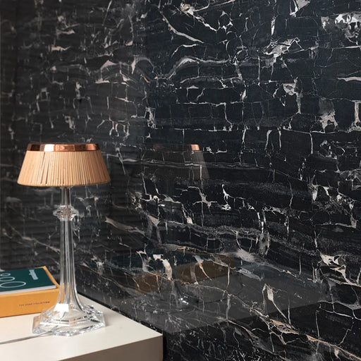 Dettaglio piastrella in gres porcellanato effetto marmo della collezione Reverse di Ceramica Settecento, colore Miroir 60x120