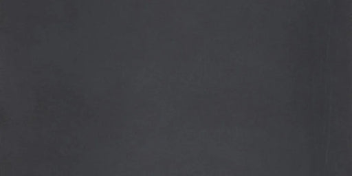 Dettaglio piastrella in gres porcellanato effetto cemento nuvolato della collezione R-Evolution di Casalgrande, formato 30x60 cm, colore Black