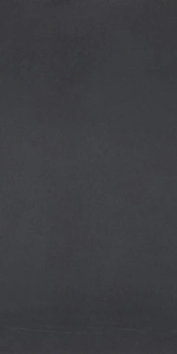 Dettaglio piastrella in gres porcellanato effetto cemento nuvolato della collezione R-Evolution di Casalgrande, formato 60x120 cm, colore Black