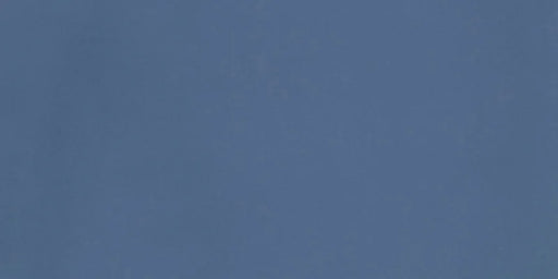 Dettaglio piastrella in gres porcellanato effetto cemento nuvolato della collezione R-Evolution di Casalgrande, formato 30x60 cm, colore Blue