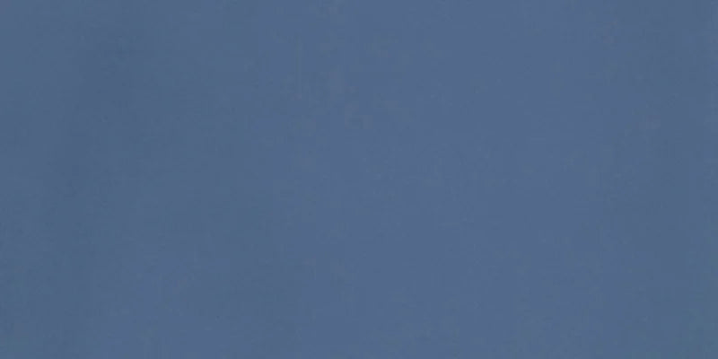 Dettaglio piastrella in gres porcellanato effetto cemento nuvolato della collezione R-Evolution di Casalgrande, formato 30x60 cm, colore Blue