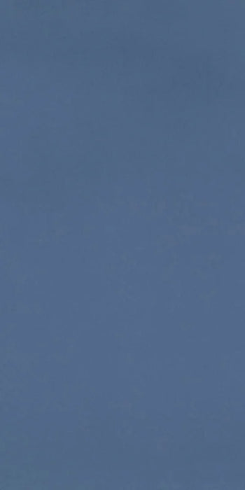 Dettaglio piastrella in gres porcellanato effetto cemento nuvolato della collezione R-Evolution di Casalgrande, formato 60x120 cm, colore Blue