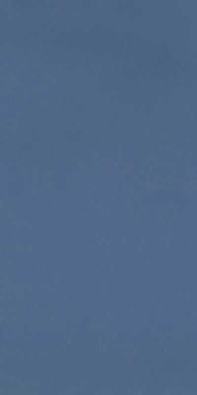 Dettaglio piastrella in gres porcellanato effetto cemento nuvolato della collezione R-Evolution di Casalgrande, formato 60x120 cm, colore Blue