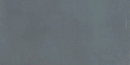 Dettaglio piastrella in gres porcellanato effetto cemento nuvolato della collezione R-Evolution di Casalgrande, formato 30x60 cm, colore Dark Grey