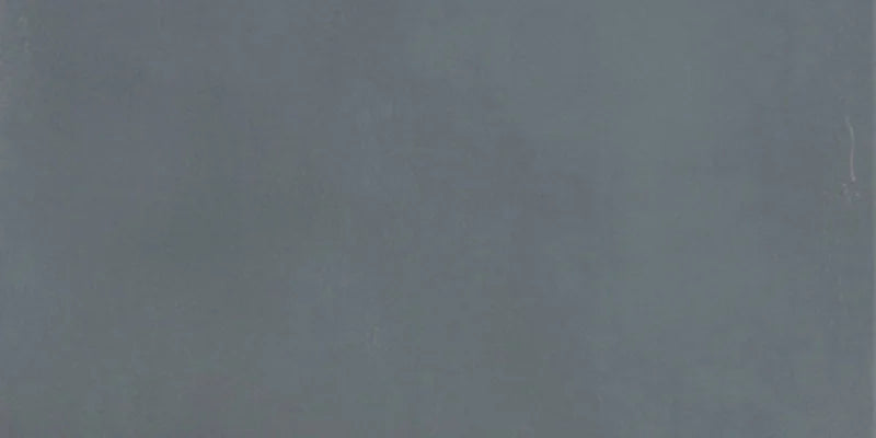 Dettaglio piastrella in gres porcellanato effetto cemento nuvolato della collezione R-Evolution di Casalgrande, formato 30x60 cm, colore Dark Grey