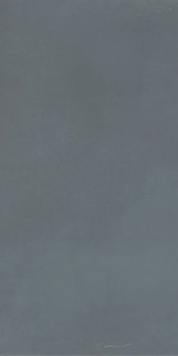 Dettaglio piastrella in gres porcellanato effetto cemento nuvolato della collezione R-Evolution di Casalgrande, formato 60x120 cm, colore Dark Grey