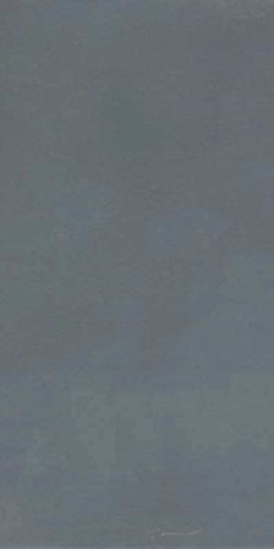 Dettaglio piastrella in gres porcellanato effetto cemento nuvolato della collezione R-Evolution di Casalgrande, formato 60x120 cm, colore Dark Grey